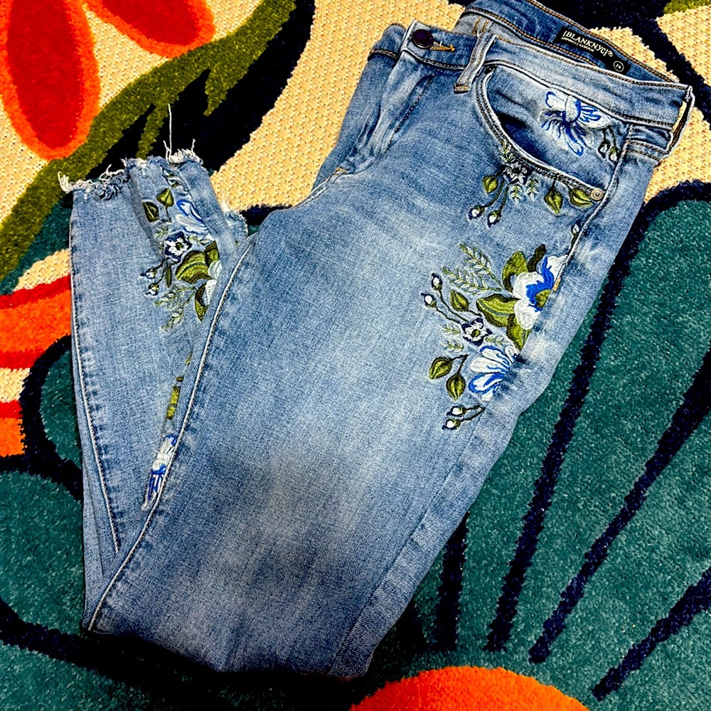 BLANKNYC SKINNY CLASSIC FLORAL JEANS!